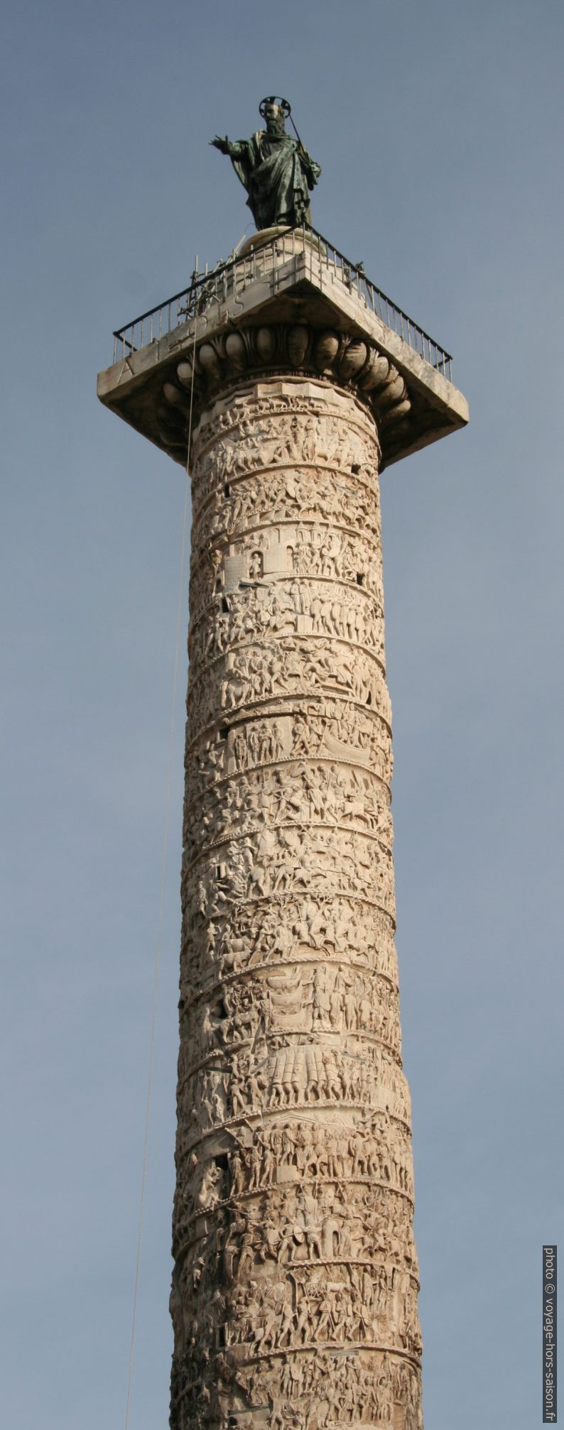 La colonne de Marc-Aurèle à Rome surmontée d'un saint inutile. Photo © André M. Winter