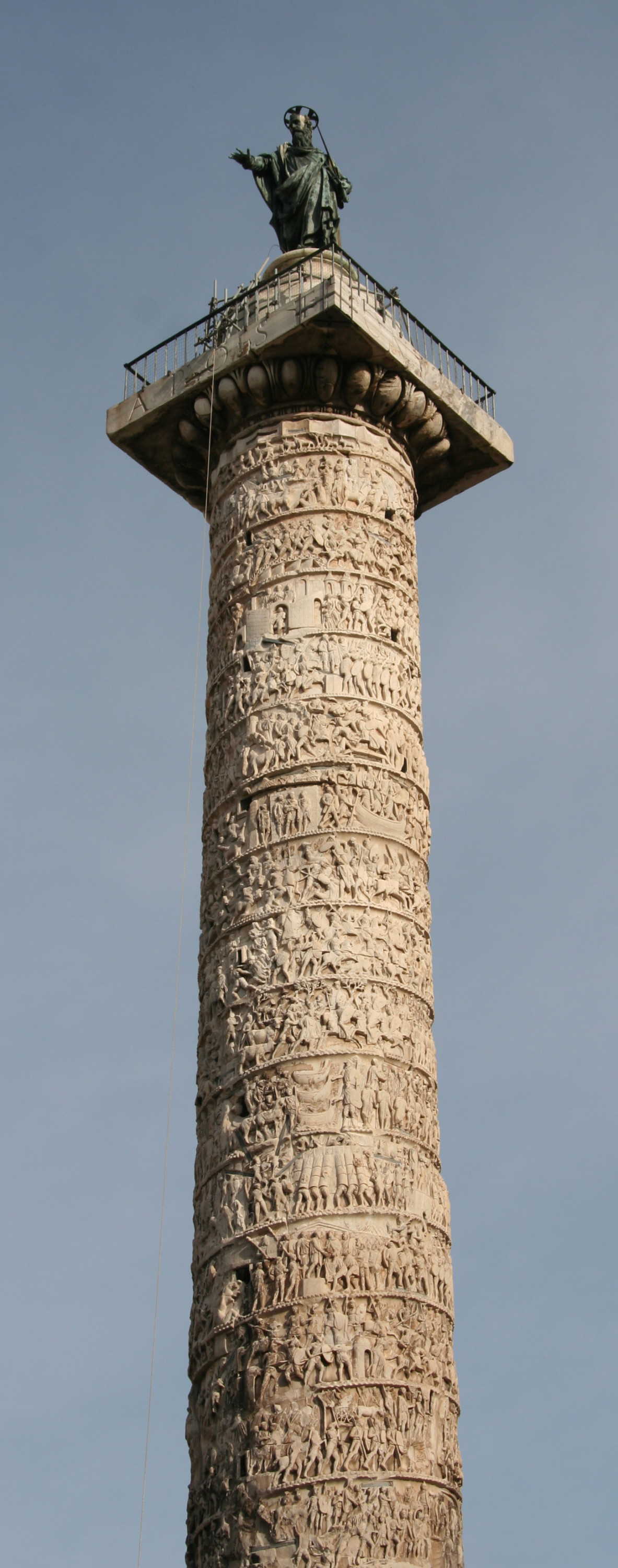 La colonne de Marc-Aurèle à Rome surmontée d'un saint inutile. Photo © André M. Winter