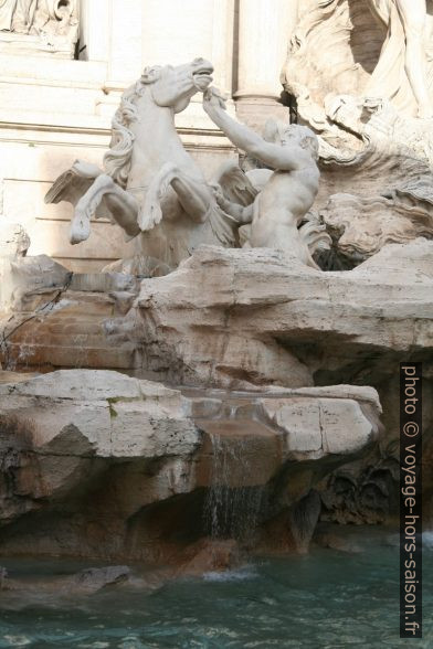 Cheval agité de la niche principale de la Fontaine de Trevi. Photo © André M. Winter