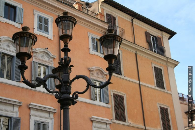 Lampadaire sur la Place de Trevi. Photo © Alex Medwedeff