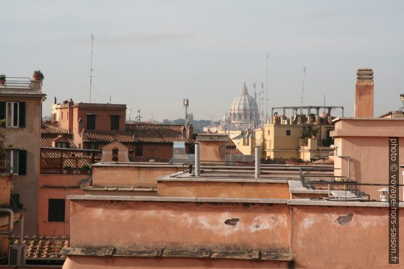 Dôme de la Basilique Saint-Pierre vu par dessus les toits de Rome. Photo © André M. Winter