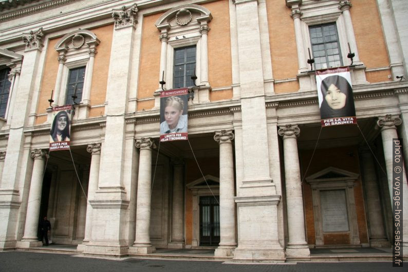Affiches pour Emanuela Orlandi, Ioulia Tymochenko et Sakineh sur le Palazzo Nuovo. Photo © André M. Winter