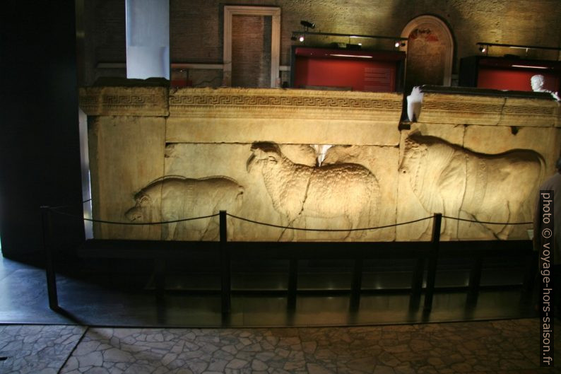 Bas-relief montrant un sanglier, un mouton et un taureau. Photo © André M. Winter