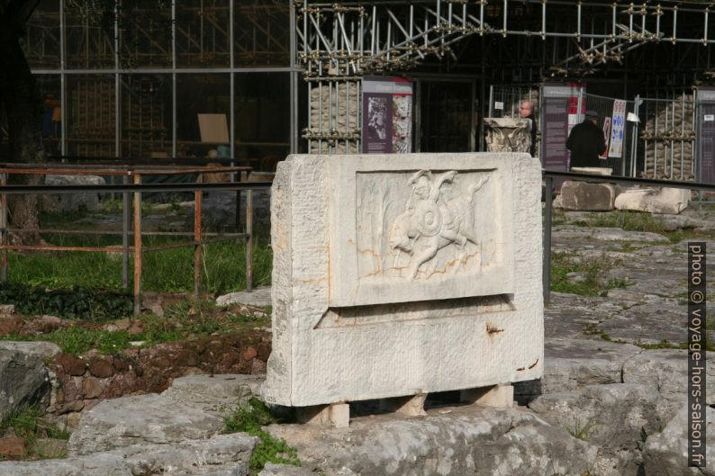 Bas-relief montrant un cavalier. Photo © André M. Winter