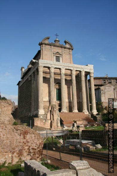 Temple d'Antonin et Faustine incluant l'église San Lorenzo. Photo © André M. Winter