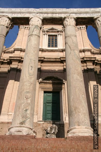 Temple d'Antonin et Faustine incluant l'église San Lorenzo. Photo © André M. Winter