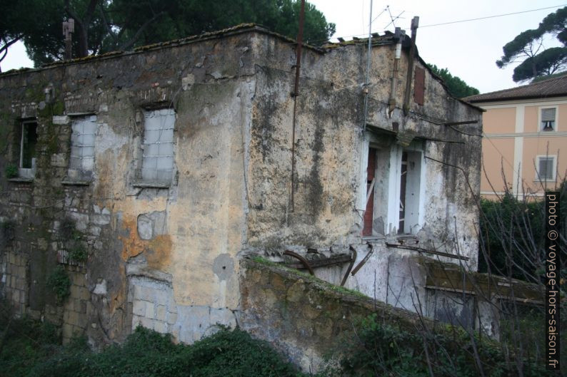 Maison en ruine près de la station Due Ponti. Photo © Alex Medwedeff