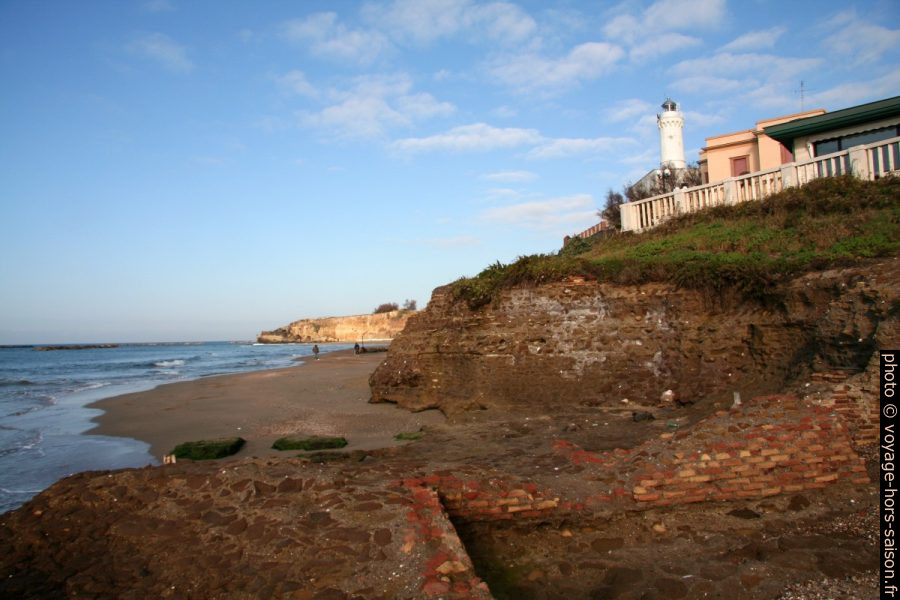 Faro di Capo d'Anzio et la Grotte de Néron au premier plan. Photo © André M. Winter