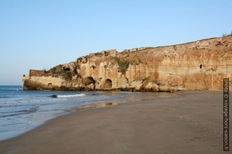 Cap nord d'Anzio avec grottes creusées. Photo © André M. Winter