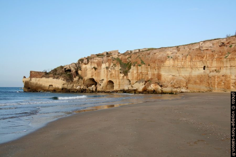 Cap nord d'Anzio avec grottes creusées. Photo © André M. Winter