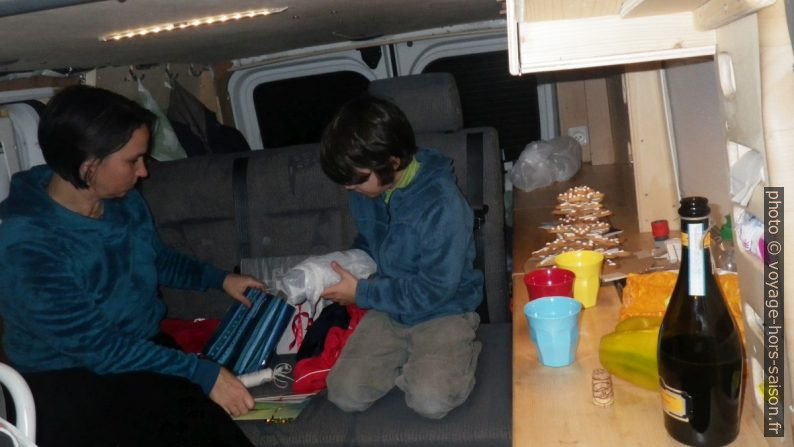 Alex et Nicolas déballent les cadeaux de noël. Photo © André M. Winter