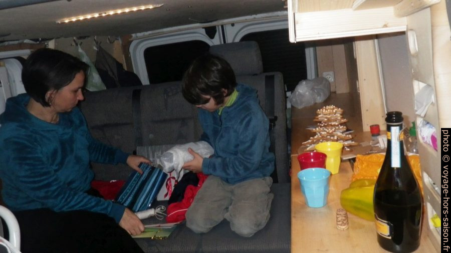 Alex et Nicolas déballent les cadeaux de noël. Photo © André M. Winter