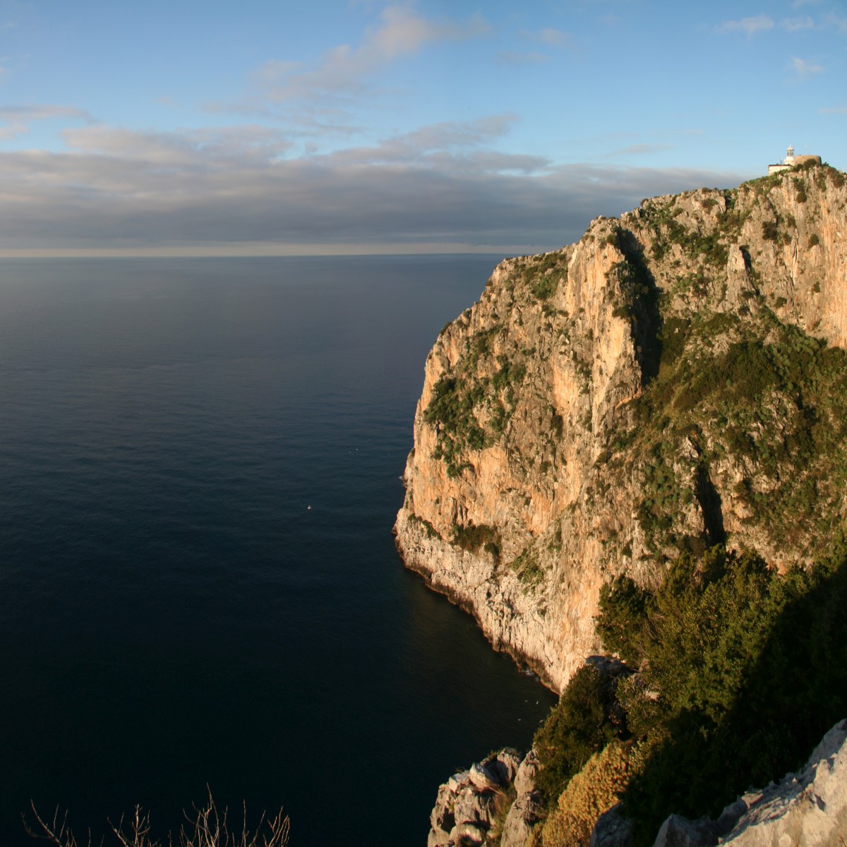 Face sud du Cap Palinuro. Photo © André M. Winter