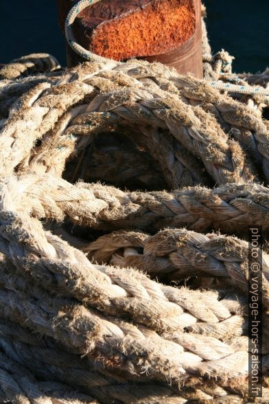 Amarres d'attache de bateaux. Photo © Alex Medwedeff