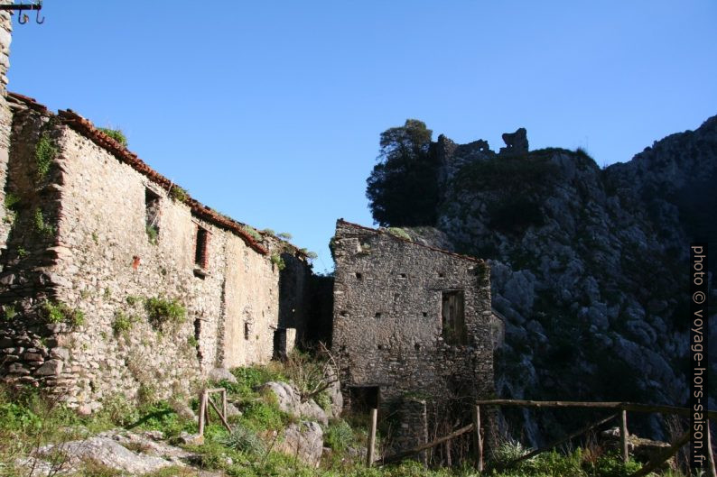 Vestiges du Castel di San Severino au-dessus des ruines de l'ancien village. Photo © André M. Winter