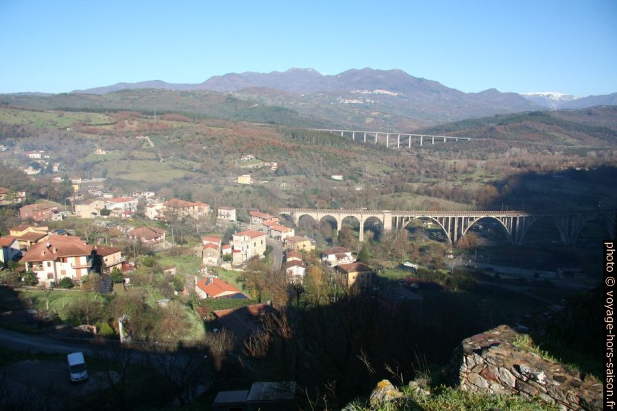Viaducs du chemin de fer et de la voie rapide du Cilento. Photo © André M. Winter