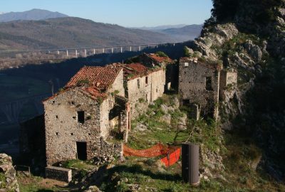 Ruines de l'ancien village San Severino. Photo © André M. Winter