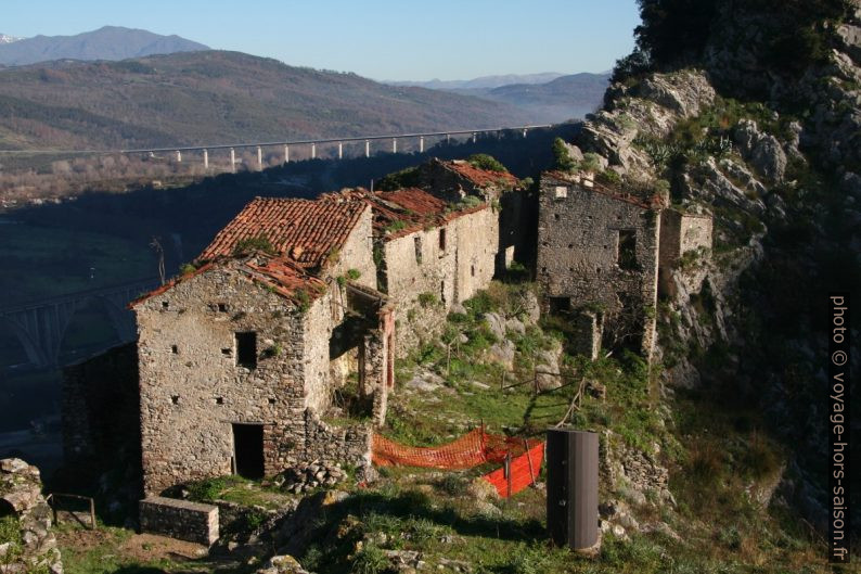 Ruines de l'ancien village San Severino. Photo © André M. Winter