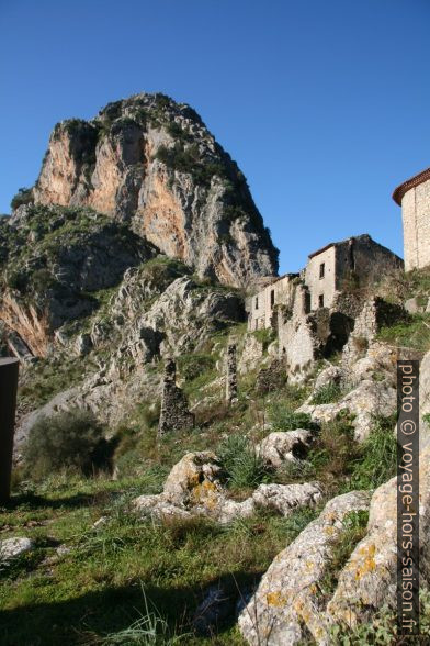 Rocher au dessus de l'ancien village San Severino. Photo © André M. Winter