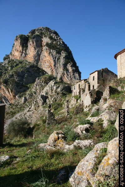 Rocher au dessus de l'ancien village San Severino. Photo © André M. Winter