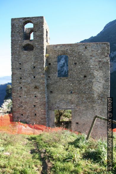 Restes de l'ancienne église du village San Severino. Photo © André M. Winter