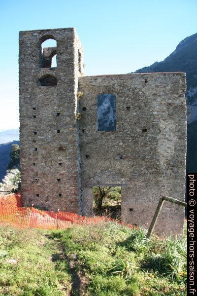 Restes de l'ancienne église du village San Severino. Photo © André M. Winter