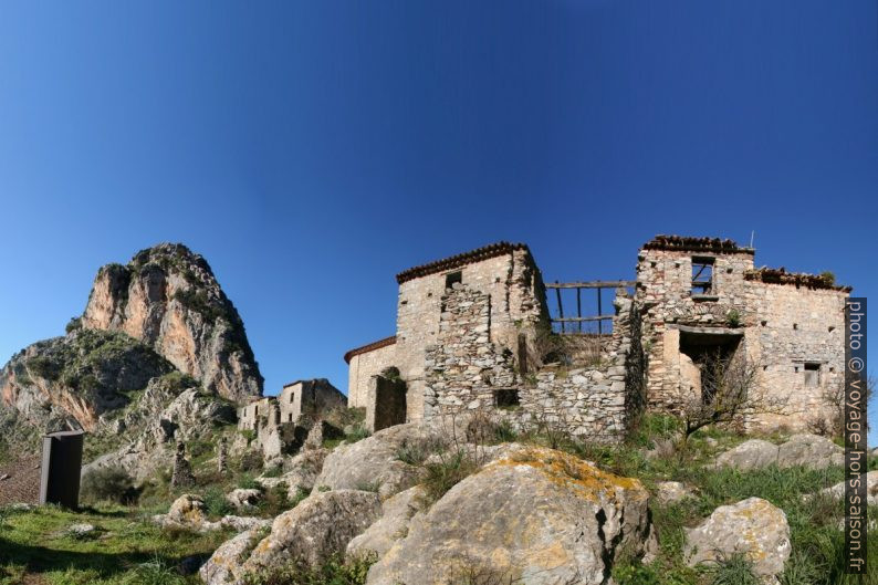Maisons en ruines de l'ancien village San Severino. Photo © André M. Winter