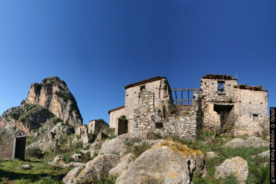 Maisons en ruines de l'ancien village San Severino. Photo © André M. Winter