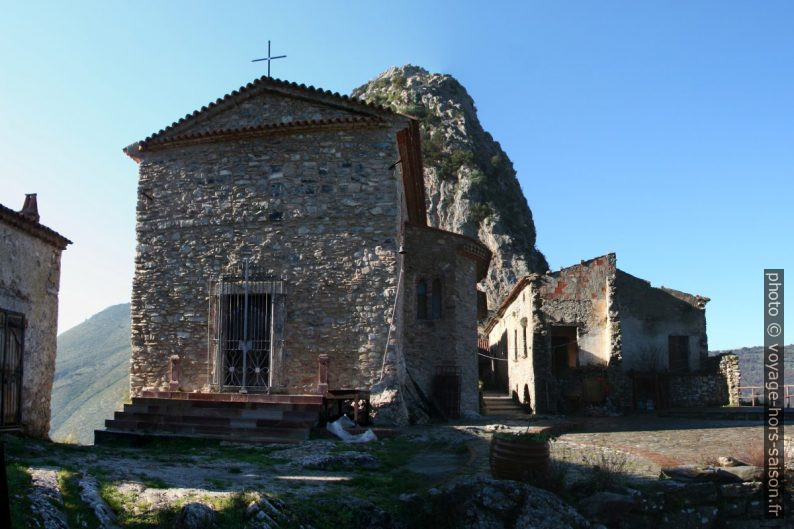 Chapelle restaurée parmi les ruines de l'ancien village San Severino. Photo © André M. Winter
