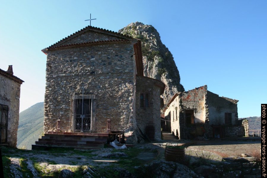 Chapelle restaurée parmi les ruines de l'ancien village San Severino. Photo © André M. Winter