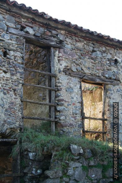 Ruines dans San Severino. Photo © Alex Medwedeff