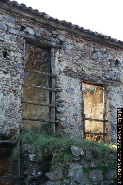 Ruines dans San Severino. Photo © Alex Medwedeff
