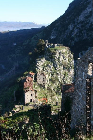 Vestiges du Castel di San Severino et les ruines de l'ancien village. Photo © André M. Winter