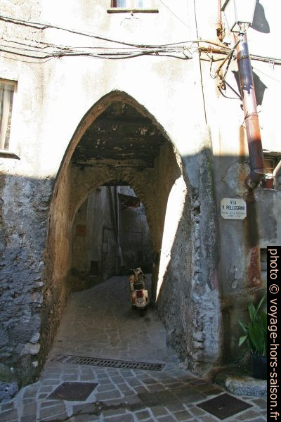 Passage voûté en arc brisé dans le village de Camerota. Photo © Alex Medwedeff