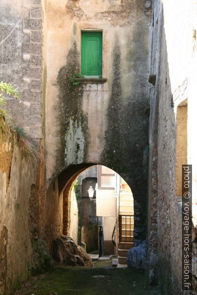 Passage voûté dans le village de Camerota. Photo © Alex Medwedeff