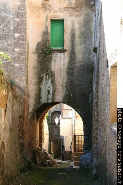 Passage voûté dans le village de Camerota. Photo © Alex Medwedeff
