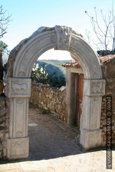 Arc dans le village de Camerota. Photo © Alex Medwedeff