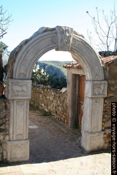 Arc dans le village de Camerota. Photo © Alex Medwedeff