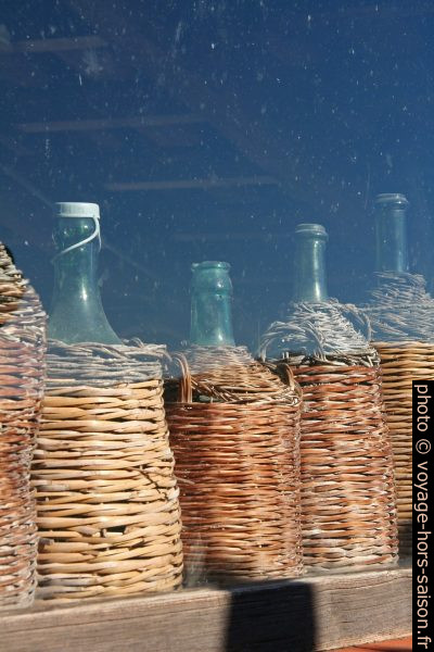 Bouteilles protégés par des roseaux tressés. Photo © Alex Medwedeff