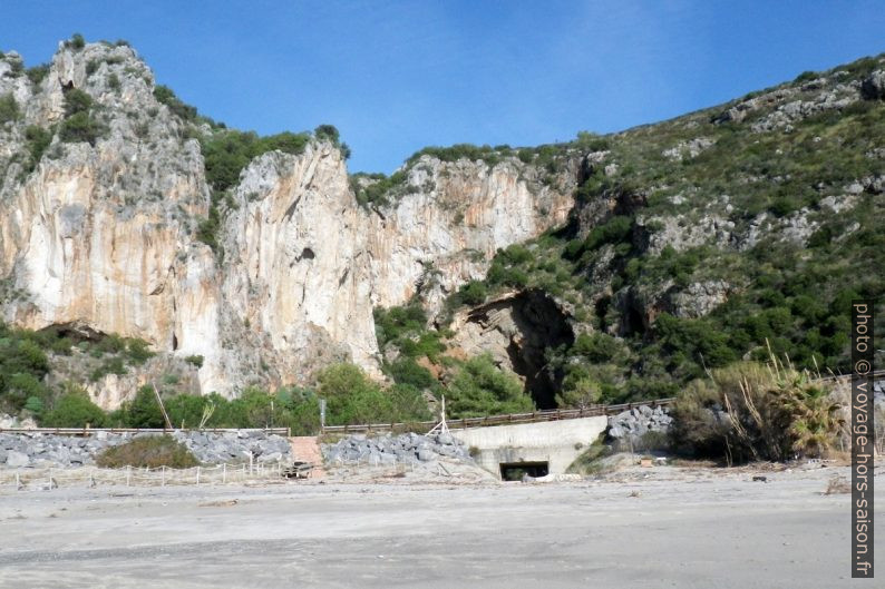 Grotte de la Cala Finocchiara. Photo © André M. Winter