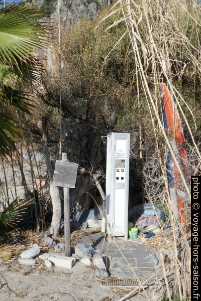Une douche payante abandonnée durant l'hiver. Photo © André M. Winter