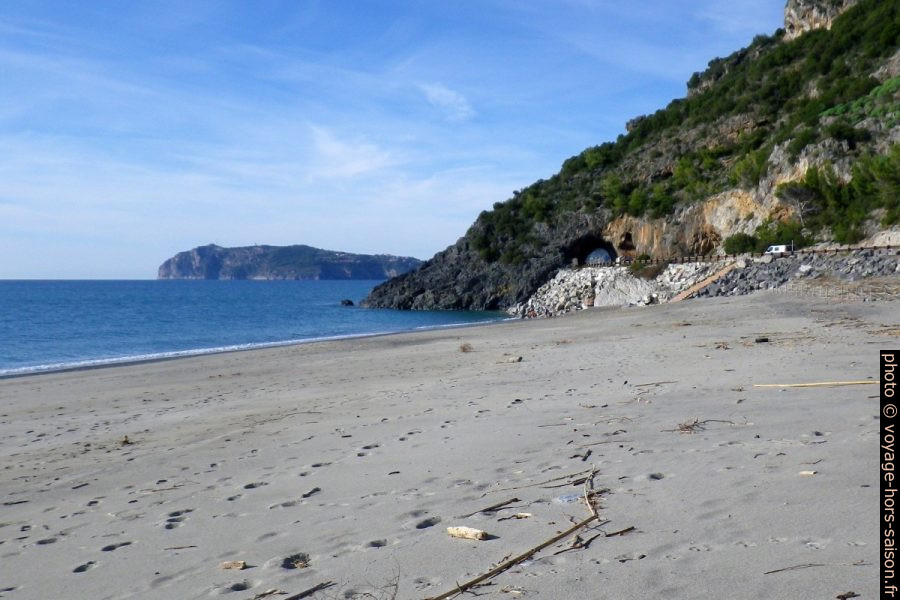 Notre trafic seul garé au dessus de la plage de la Cala Finocchiara. Photo © André M. Winter