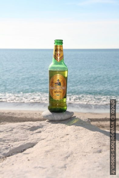 Bouteille de bière Baffo d'Oro de Moretti sur la plage.... Photo © Alex Medwedeff