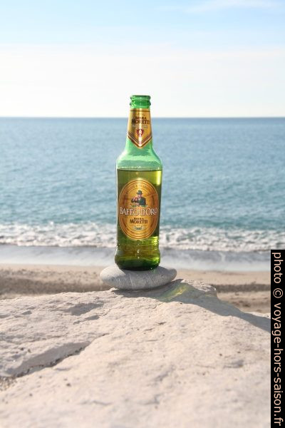 Bouteille de bière Baffo d'Oro de Moretti sur la plage.... Photo © Alex Medwedeff