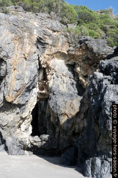 Grottes à l'arrière de la plage de la Cala Finocchiara. Photo © André M. Winter