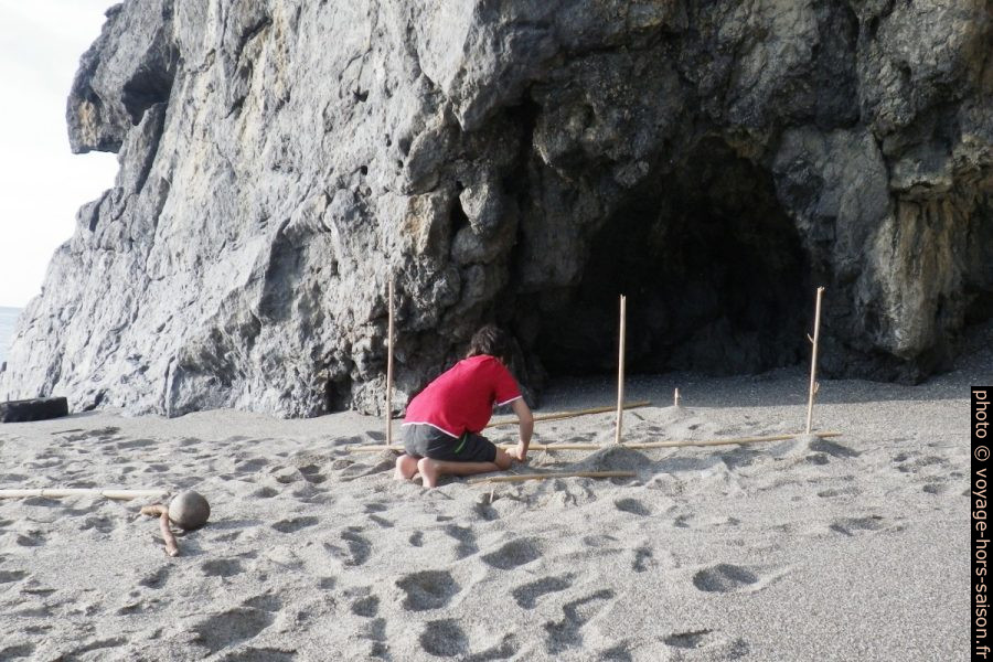 Nicolas tente de construire un mur en roseaux. Photo © André M. Winter