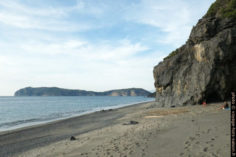 Capo Palurino et Nicolas et Alex sur la plage de la Cala Finocchiara. Photo © André M. Winter