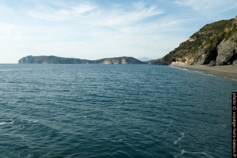 Capo Palurino vu de la plage de la Cala Finocchiara. Photo © André M. Winter