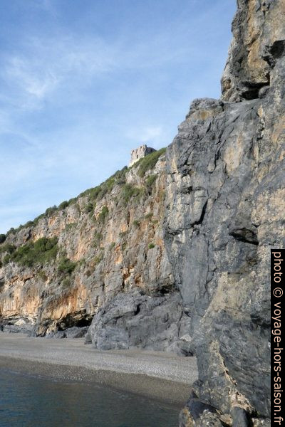 Tour pisane au-dessus de la plage de la Cala Finocchiara. Photo © André M. Winter