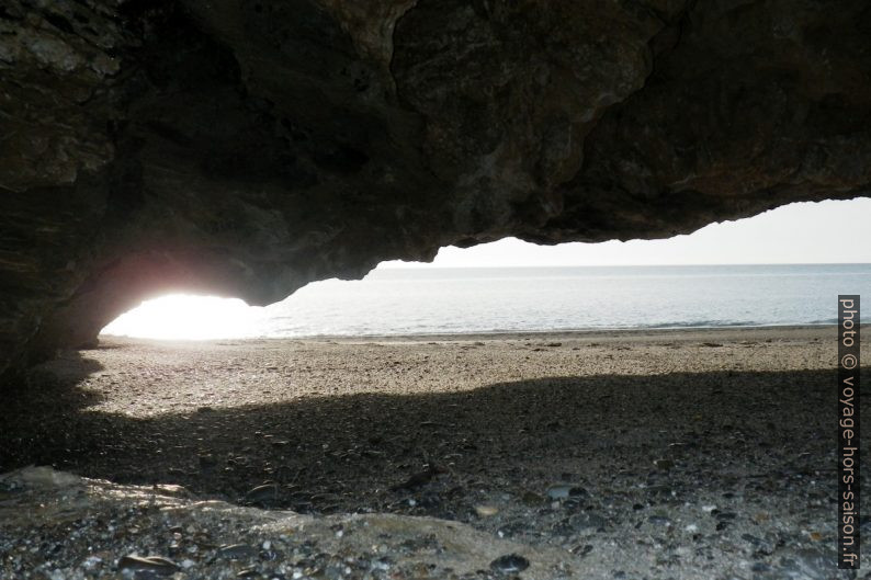 Passage dans une grotte au pied de la falaise de la Cala Finocchiara. Photo © André M. Winter